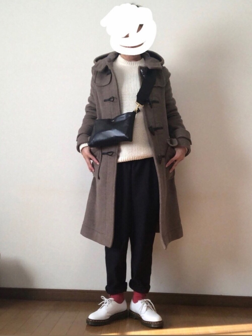 ホワイト系のニット/セーター、ベージュ系のダッフルコート、ブルー系のその他パンツを着用したレディースの冬コーディネートの1枚目の写真