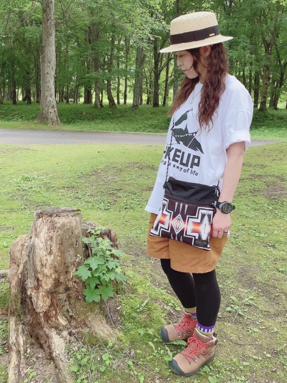 ブラウン系のその他パンツ、ブラウン系のブーツ、ホワイト系のTシャツ/カットソーを着用したレディースの夏コーディネートの1枚目の写真