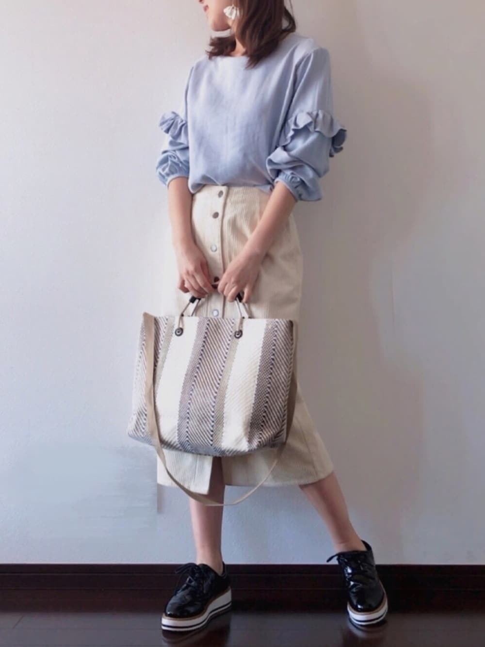 「春、プチプラ、フリルブラウス、ライトブルー、コーデュロイ、タイトスカート、フロントボタン、トートバッグ、パステル映える春、dholic」｜「DHOLICのフリルスリーブブラウス（シャツ/ブラウス、ブルー系）」を使った、紗衣さん（レディース・158cm）の春コーディネートの1枚目の写真