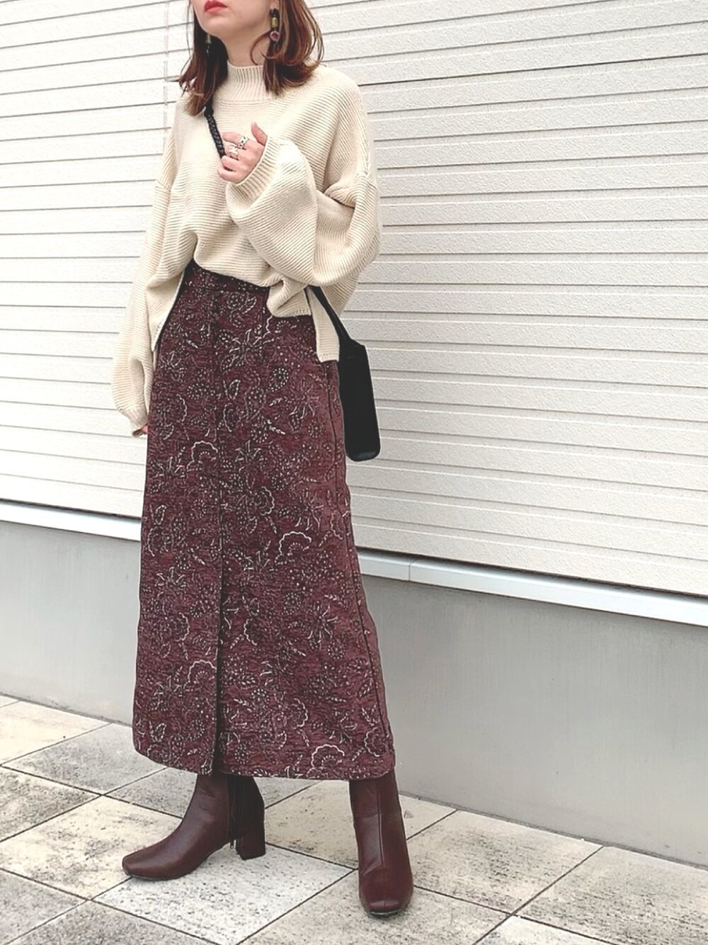 「シンプル、アキコーデ、ハイネックニット、ボリューム袖、ペイズリー柄、タイトスカート、ブラウン、スクエアトゥ、ショートブーツ、ママコーデ」｜「titivateのﾎﾞﾄﾙﾈｯｸﾎﾞﾘｭｰﾑｽﾘｰﾌﾞﾆｯﾄ（ニット/セーター、ベージュ系）」を使った、紗衣さん（レディース・158cm）の秋コーディネートの1枚目の写真