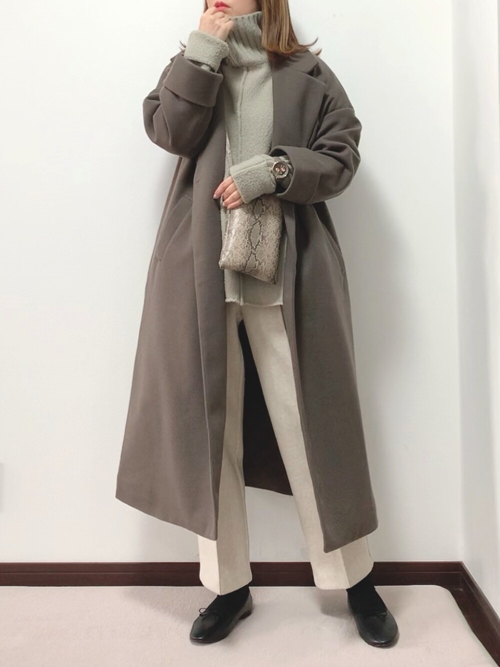 「セレクトモカ(select MOCA)、チェスターコート、パイソン柄、バレエシューズ、タートルネックニット、オトナカジュアル、ホワイトパンツ、ディーホリック、冬アウター着回しチャレンジ、フルラ」｜「select MOCAのウールトーンロングチェスターコート/ウールライクオーバーサイズドロップショルダーアウター（チェスターコート、ブラウン系）」を使った、紗衣さん（レディース・158cm）の冬コーディネートの1枚目の写真