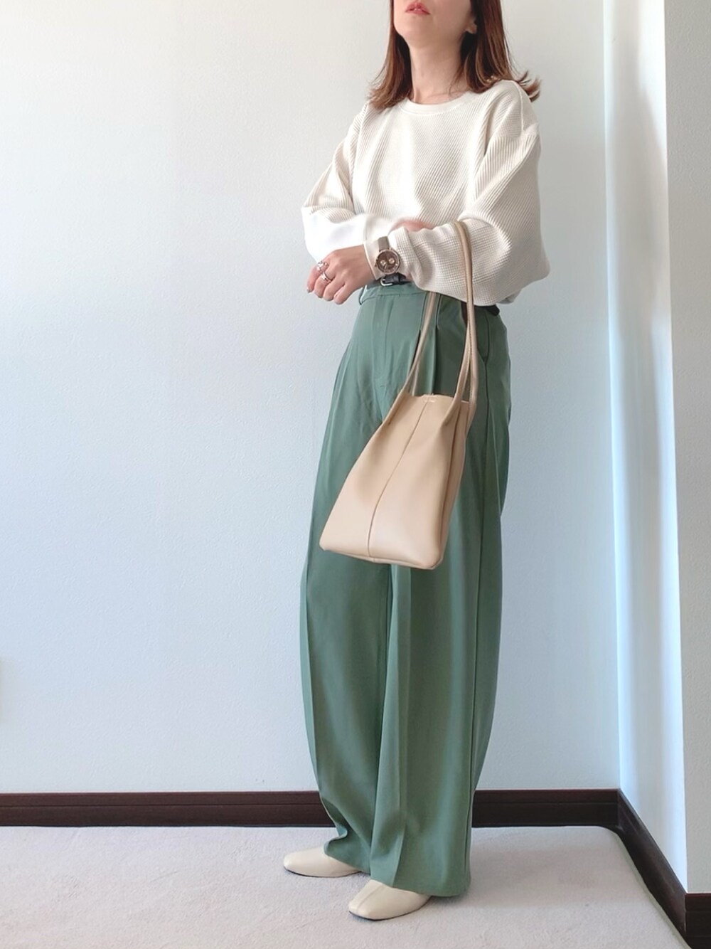 「シンプルコーデ、春コーデ、プチプラ、セレクトモカ(select MOCA)、ワッフルクルーネックＴ、ユニクロ、スラックス、グリーン、オトナ女子、腕時計」｜「FURLAの【FURLA】フルラ METROPOLIS 38mm ウォッチ（アナログ腕時計、ベージュ系）」を使った、紗衣さん（レディース・158cm）の冬コーディネートの1枚目の写真