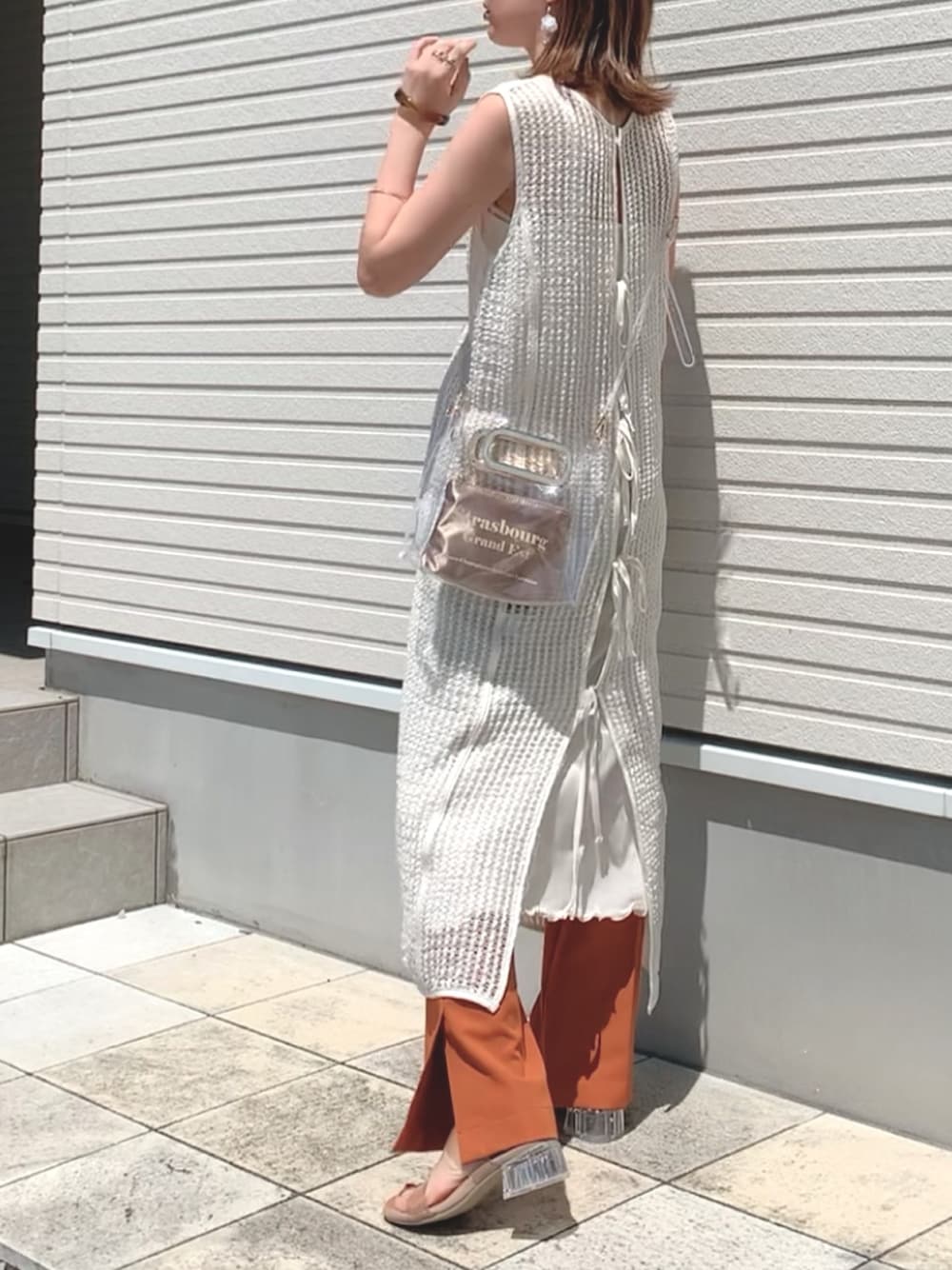 「夏コーデ、シンプル、メッシュ、バックリボン、ワンピース、レイヤードスタイル、スリットパンツ、オレンジ、オトナガーリー、クリアサンダル」｜「KastaneのメッシュレースBACKリボンワンピース（ワンピース、ホワイト系）」を使った、紗衣さん（レディース・158cm）の夏コーディネートの1枚目の写真