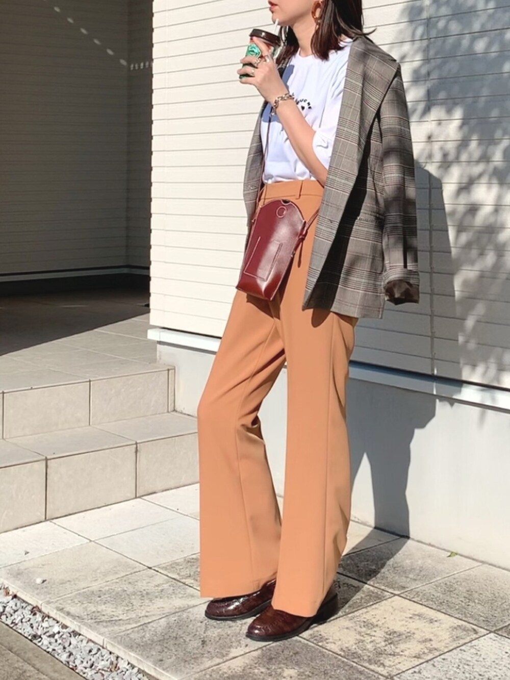「秋のマイ旬スタイル、秋コーデ、オトナ女子、チェックジャケット、オレンジ、フレアパンツ、DHORIC、ローファー、プリントT」｜「DHOLICのチェックジャケット&スラックスSET（セットアップ、レッド系）」を使った、紗衣さん（レディース・158cm）の秋コーディネートの1枚目の写真