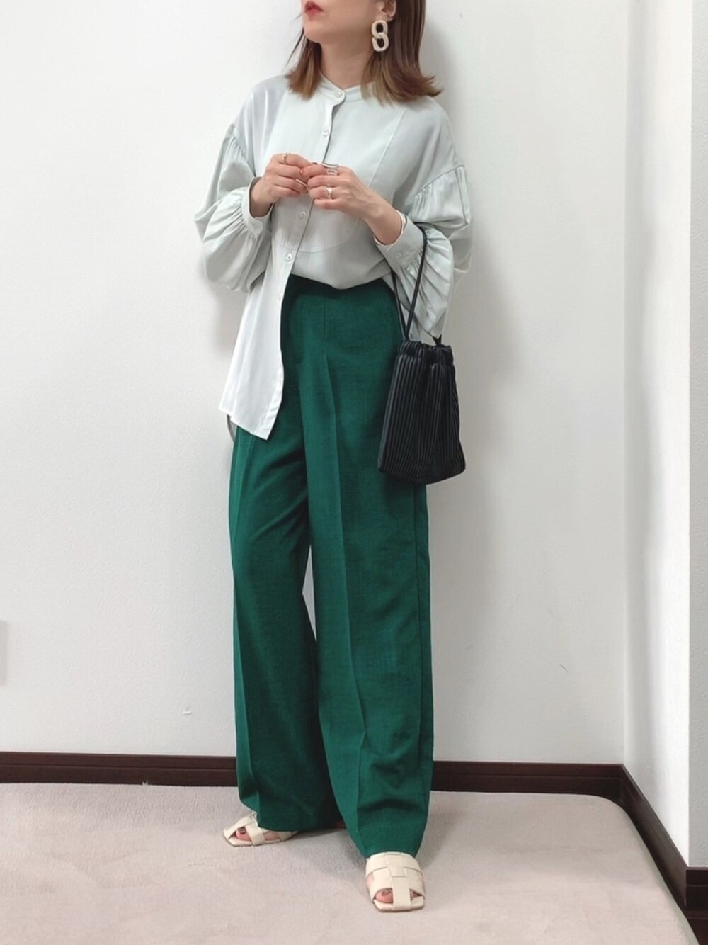 グリーン系のシャツ/ブラウス、グリーン系のその他パンツ、ホワイト系のサンダルを着用したレディースの春コーディネートの1枚目の写真