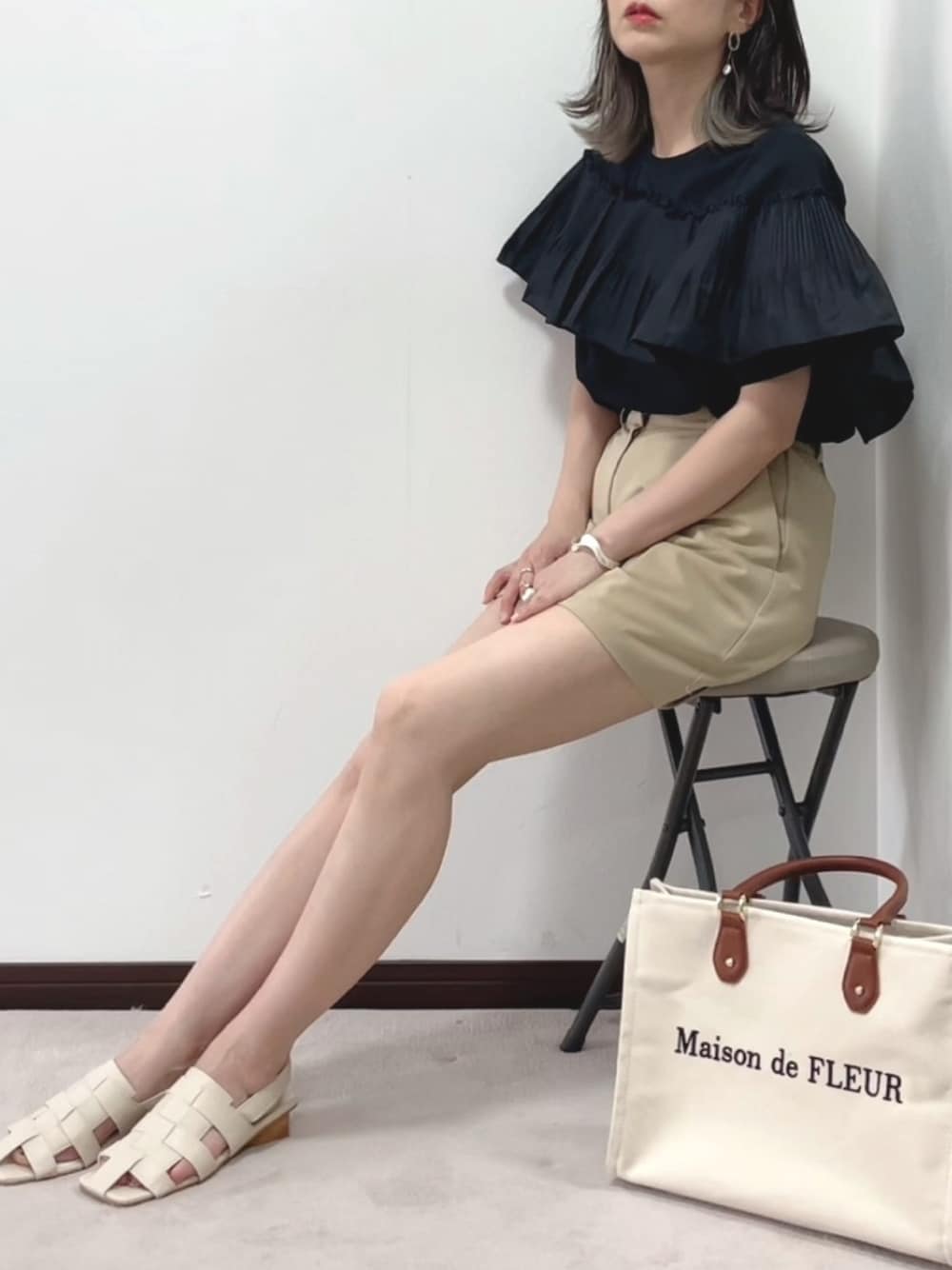 「初夏コーデ、ショートパンツ、Tシャツ、dholic、きれいめカジュアル、スクエアトゥ、トートバッグ」｜「DHOLICのプリーツポイントTシャツ・全2色・b65419（Tシャツ/カットソー、ブラック系）」を使った、紗衣さん（レディース・158cm）の夏コーディネートの1枚目の写真