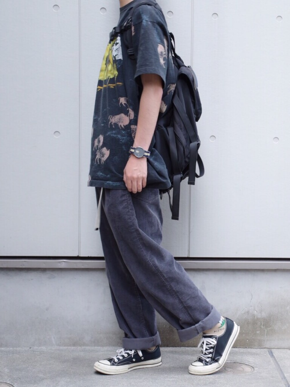 「夏、Tシャツ、ビッグシルエット、カジュアル、ブラック、大学生、モノトーン、ゆったりコーデ」｜「Levi'sのアイテム（その他パンツ、グレー系）」を使った、Ryotaさん（メンズ・171cm）の夏コーディネートの1枚目の写真