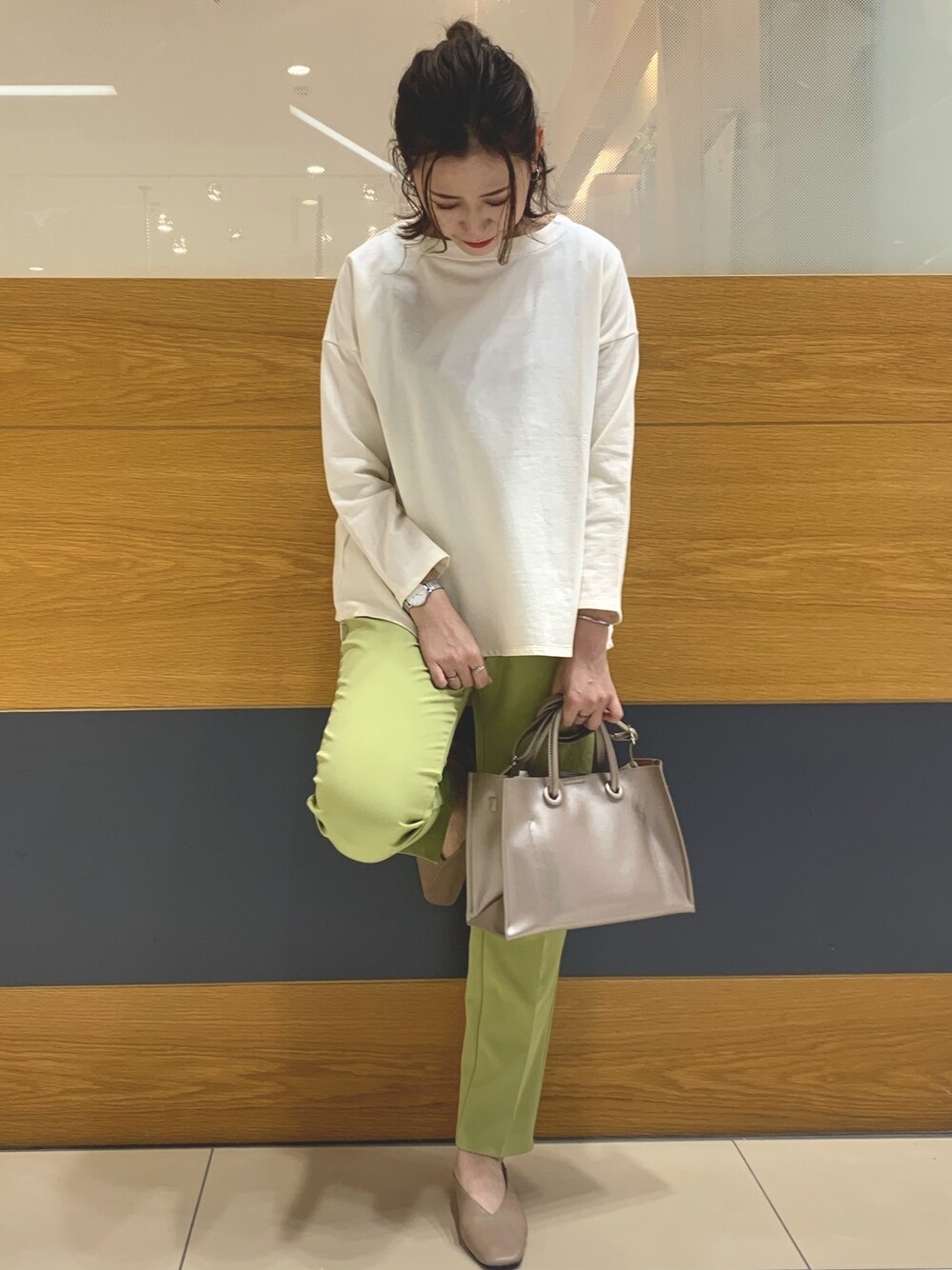 ホワイト系のTシャツ/カットソー、ゴールド系のショルダーバッグ、グリーン系のその他パンツを着用したレディースの春コーディネートの1枚目の写真