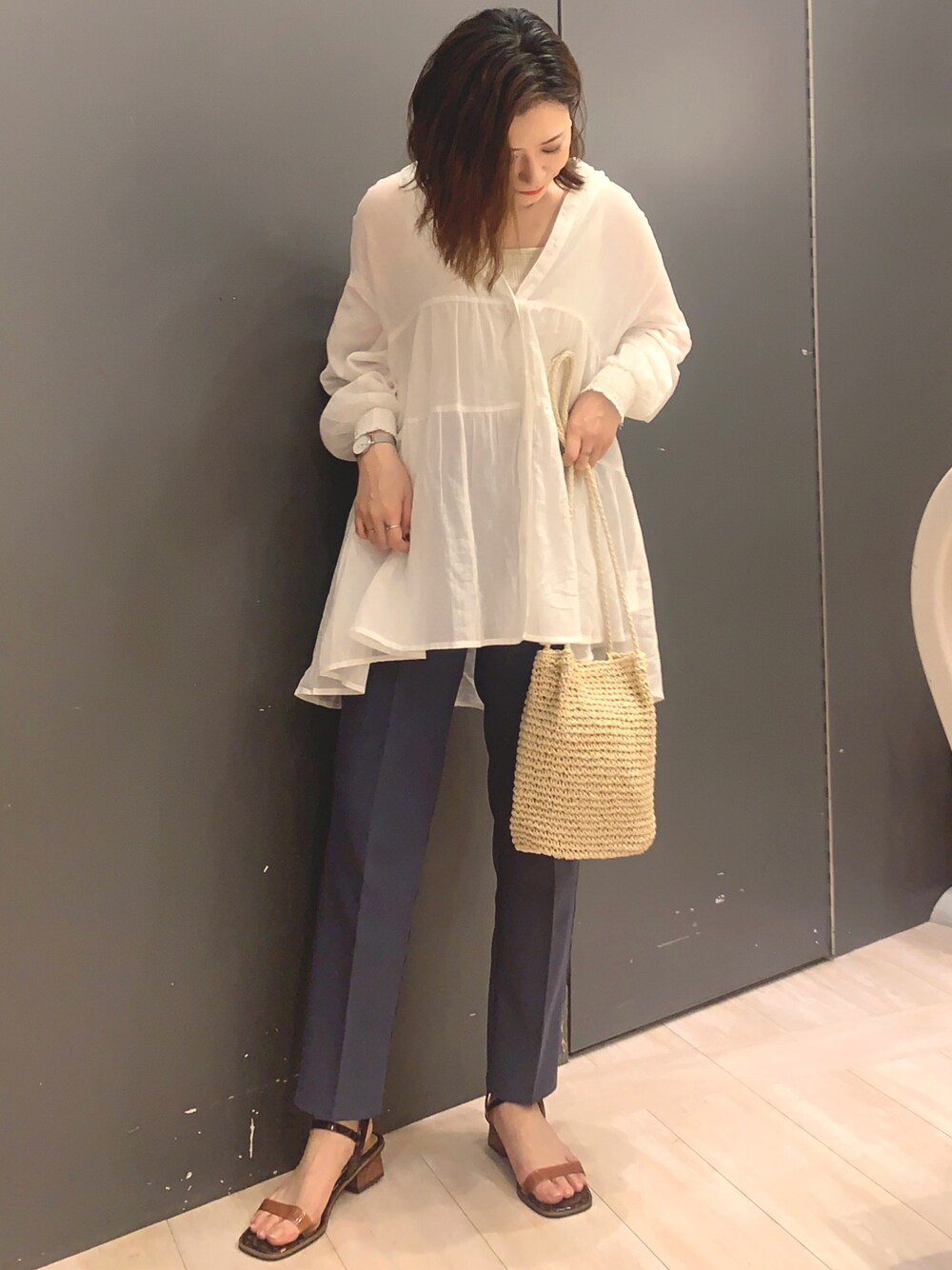 「初夏、ティアード、シャツスタイル、透け感、ハイウエストパンツ、ブルー、サンダル、クリアサンダル、グリーンパークス」｜「Green　Parksのティアードチュニック＊（チュニック、ホワイト系）」を使った、natsumi＊さん（レディース・165cm）の春コーディネートの1枚目の写真