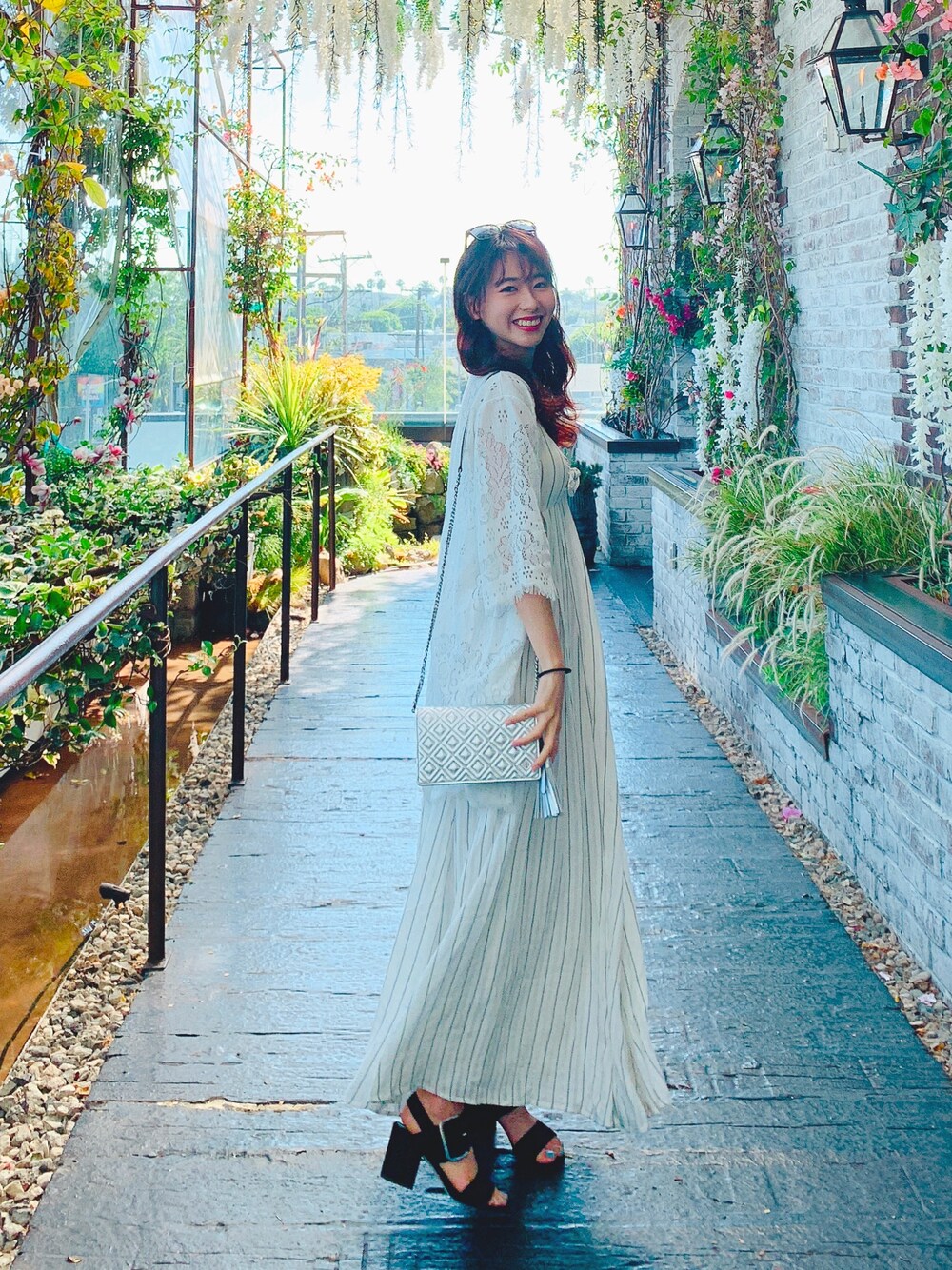 「summer、catch LA、dress、LONG DRESS、white dress、stuart weitzman、parda、Tory Burch、sliver bag」｜「TORY BURCHのTory Burch Fleming Metallic Crossbody Wallet（ショルダーバッグ、シルバー系）」を使った、Ashley Fangさん（レディース・155cm）の夏コーディネートの1枚目の写真