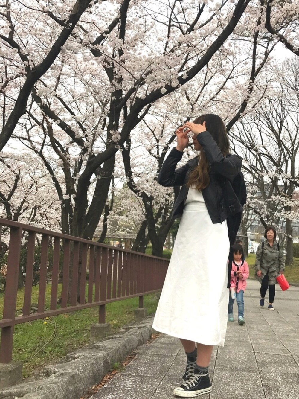 「ライダース、シャツスタイル、リュック、春コーデ、シンプル、コンバース、スニーカー、甘辛mix、モノトーン」｜「no brandのアイテム（ライダースジャケット、ブラック系）」を使った、AMANEさん（レディース・164cm）の春コーディネートの1枚目の写真