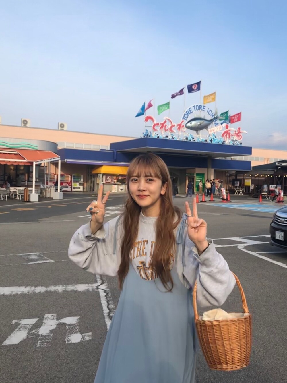 「シンプルコーデ、カジュアルコーデ、春色、キャミワンピ、休日スタイル、ワントーンコーデ、ロングワンピース、トレーナー、デニムパンツ」｜「Ray BEAMSのRay BEAMS / フレア キャミ ワンピ―ス（ワンピース、ブルー系）」を使った、AMANEさん（レディース・164cm）の春コーディネートの1枚目の写真