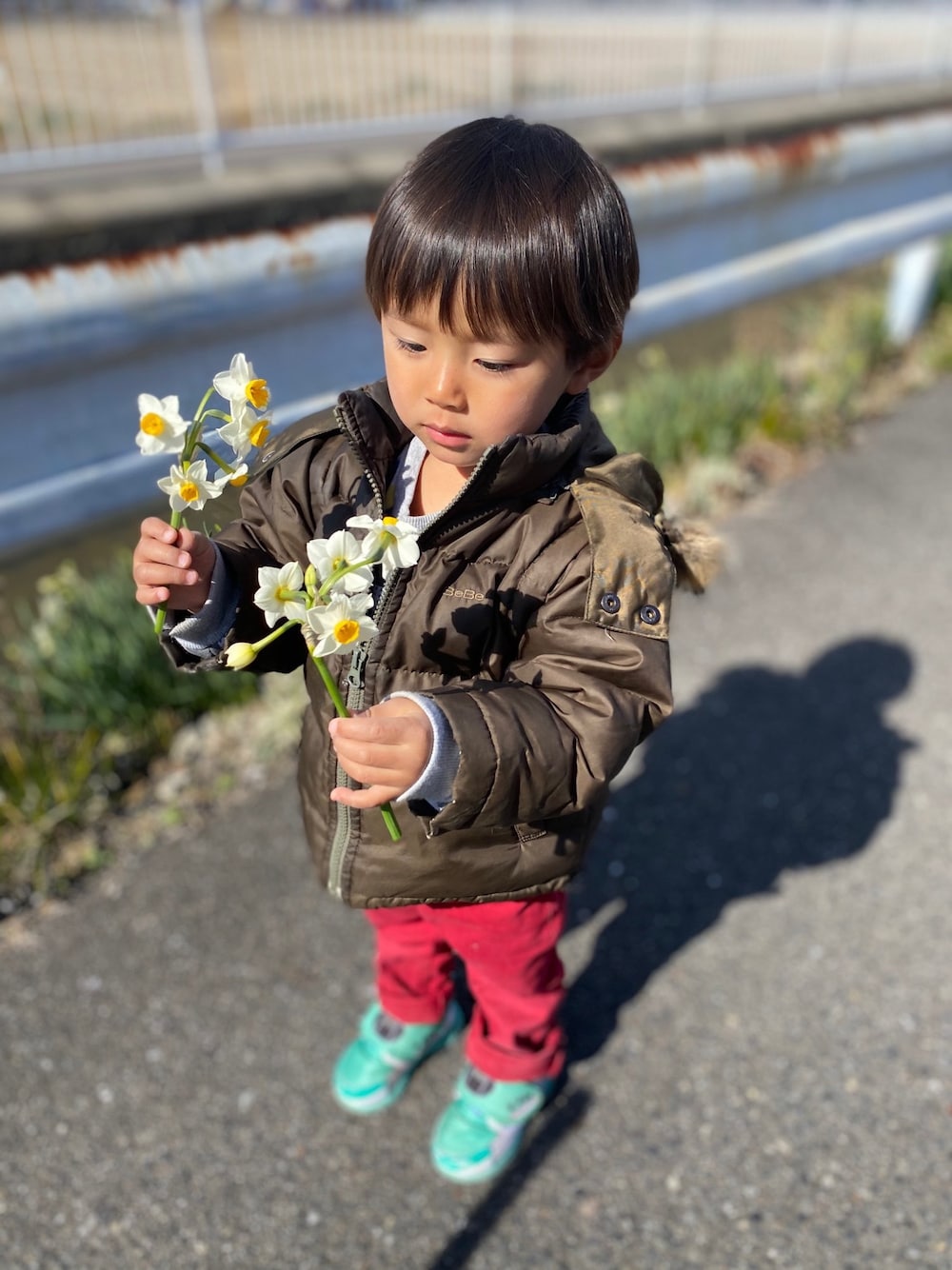 「カジュアル、BeBe、ゆるコーデ、おとこのこ、花」｜「BeBeのアイテム（ダウンジャケット/コート、グリーン系）」を使った、RENTOさん（キッズ・90cm）の冬コーディネートの1枚目の写真