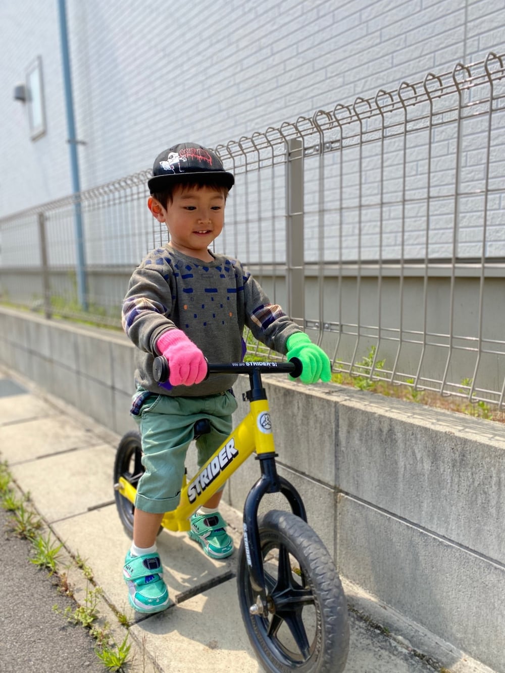 「キッズファッション、男の子、kids、kidsfashion、ストライダー、キャップ」｜「KURANBONのアイテム（トップス、グレー系）」を使った、RENTOさん（キッズ・90cm）の春コーディネートの1枚目の写真