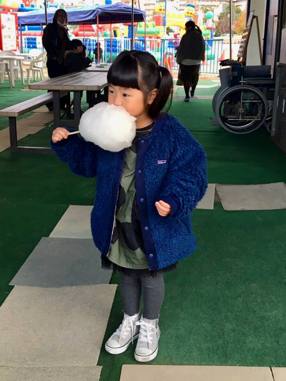 「コンバース、キッズコーデ、寒い日」｜「UNIQLOのアイテム（タイツ/ストッキング、グレー系）」を使った、lillilさん（キッズ・100cm）の冬コーディネートの1枚目の写真