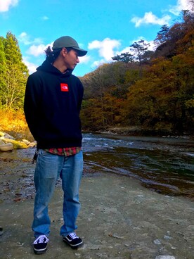 「THE NORTH FACE（ザノースフェイス）のアイテム（パーカー、ブラック系）」を使った、はなかめさん（メンズ・177cm）の秋コーディネート