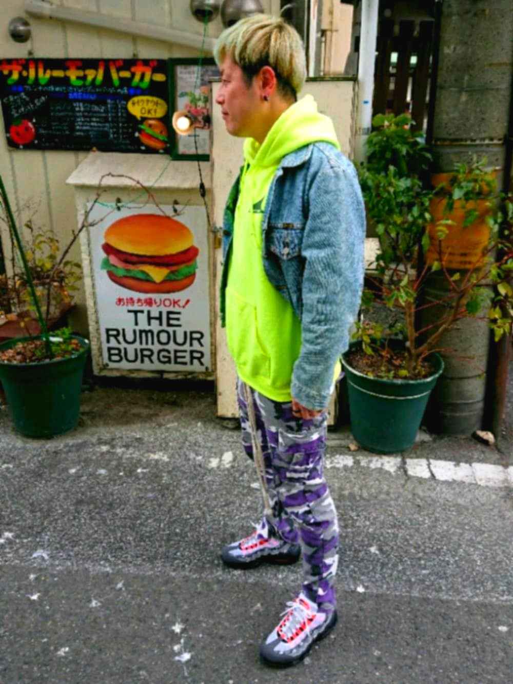 「ネオンイエロー、パーカー、カーゴパンツ、ナイキスニーカー、エアマックス95、ストリート」｜「mnmlのカーゴパンツ（カーゴパンツ、パープル系）」を使った、ゆださん（メンズ・165cm）の冬コーディネートの1枚目の写真