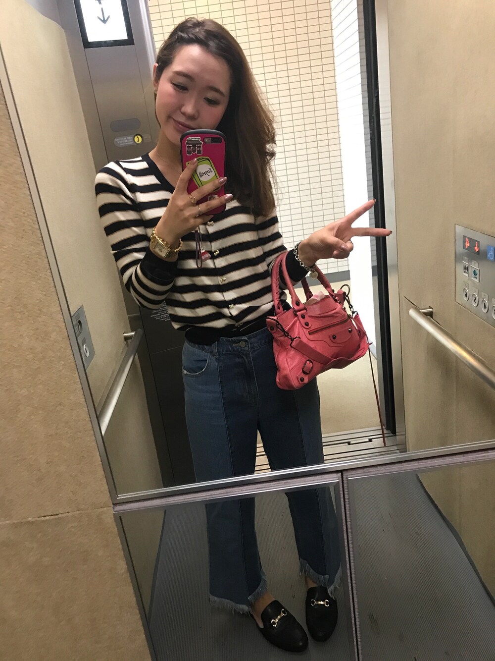 ブラック系のジャケット/アウター、ブルー系のデニムパンツ、ブラック系のサンダルを着用したレディースの夏コーディネートの1枚目の写真