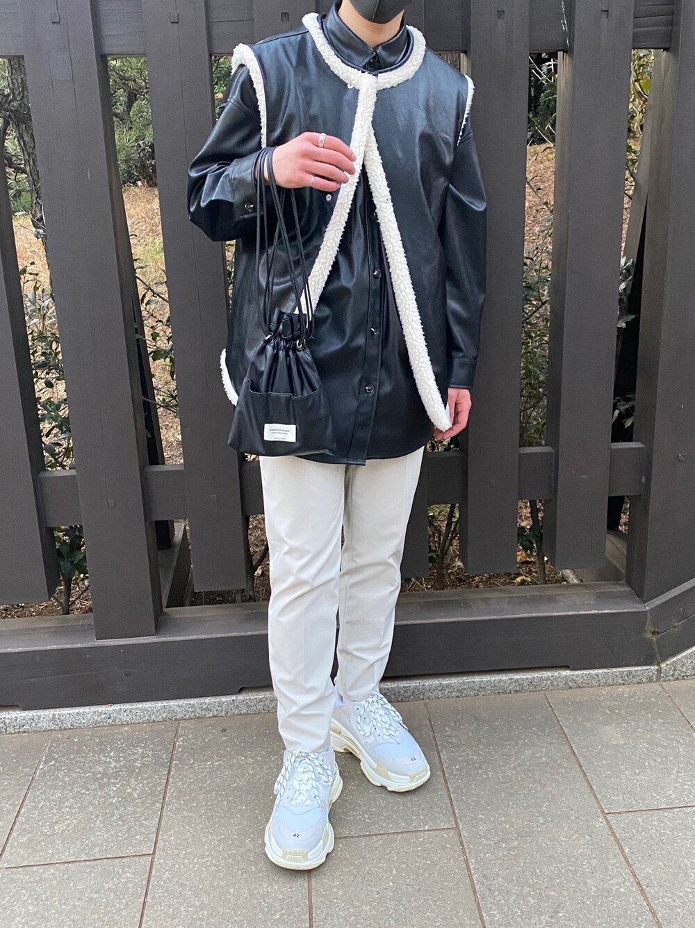 「シンプルコーデ、おしゃれさんと繋がりたい、モノトーン、スニーカーコーデ、カスタネ、soe、HARE、BALENCIAGA」｜「Kastaneのフェイクレザーリバボアベスト（その他アウター、ブラック系）」を使った、＊りーくん＊さん（メンズ・175cm）の冬コーディネートの1枚目の写真