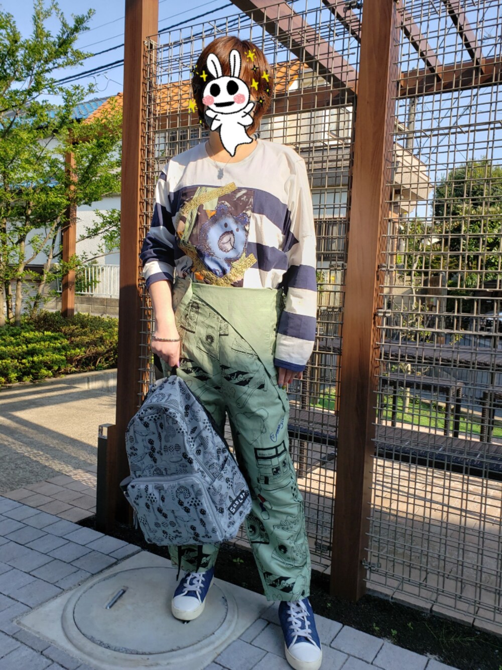ブルー系のTシャツ/カットソー、グレー系のバックパック/リュック、グリーン系のサロペット/オーバーオールを着用したレディースの春コーディネートの1枚目の写真