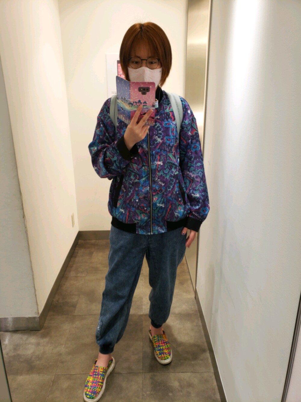 グレー系のバックパック/リュック、ブルー系のブルゾン、ブルー系のデニムパンツを着用したレディースの春コーディネートの1枚目の写真