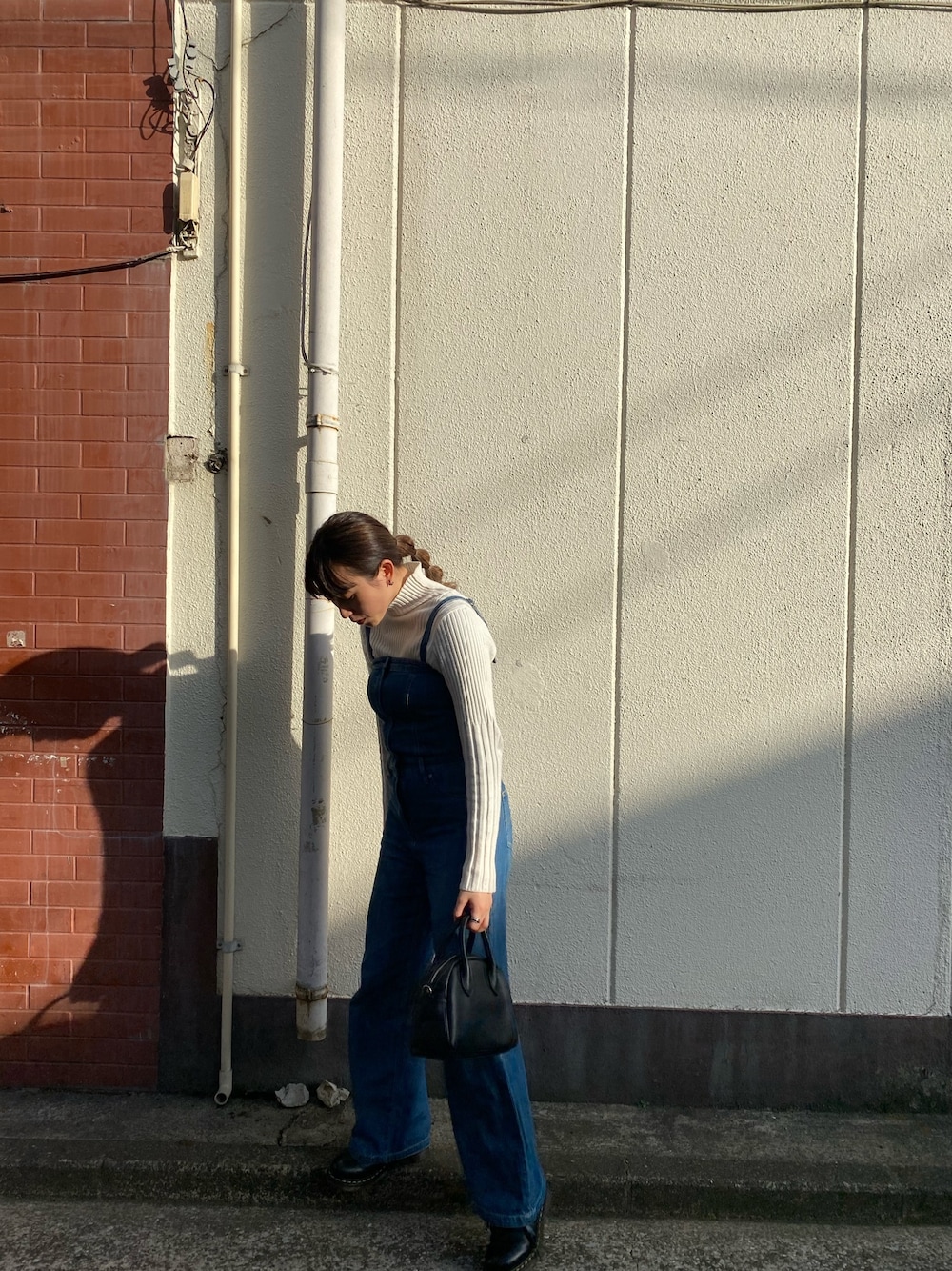 「オトナ女子、大人カジュアル、ラフコーデ、デニムパンツ、休日コーデ、オールインワン、シンプル、Ungrid、moussy、Dr.Martens」｜「MOUSSYのSWITCHING RIB KNIT トップス（ニット/セーター、ホワイト系）」を使った、dobbyさん（レディース・158cm）の冬コーディネートの1枚目の写真