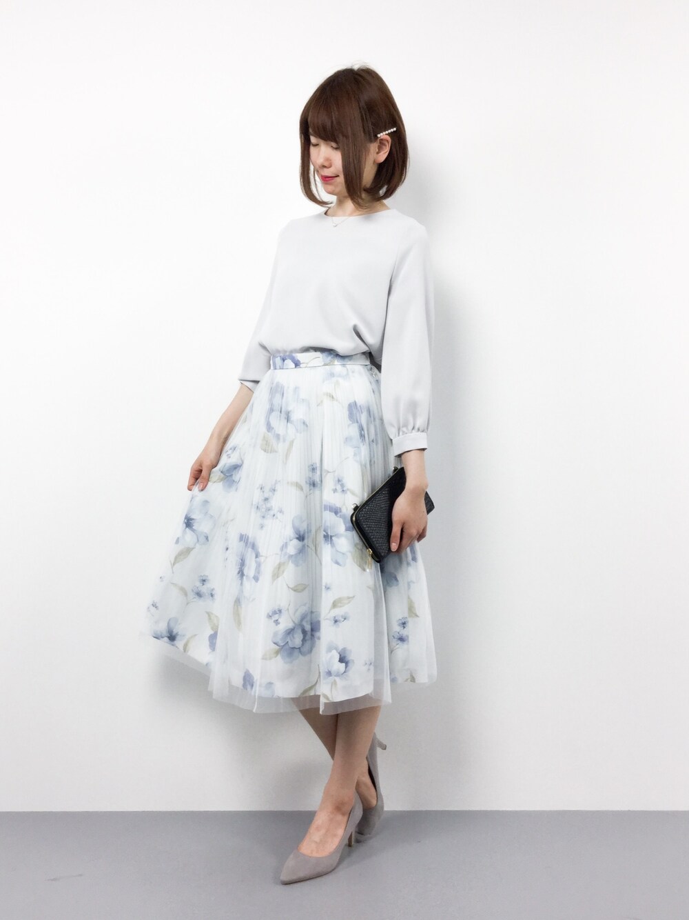 「ブラウス、キレイめ、花柄スカート」｜「Jewel Changesの●JOC PE ボリュームスリーブ ブラウス（シャツ/ブラウス、グレー系）」を使った、miyaseさん（レディース・165cm）の春コーディネートの1枚目の写真