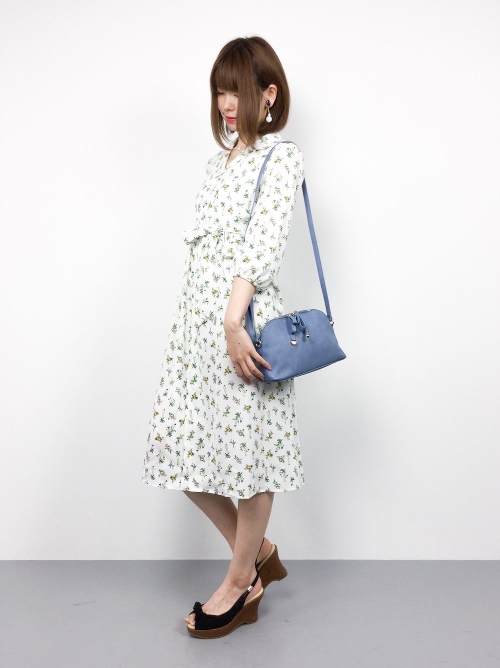 「ワンピース、ショルダーバッグ、キレイめ、花柄ワンピース」｜「ROPE' PICNICの【2WAY】ヒラリワンピガウン（ワンピース、ホワイト系）」を使った、miyaseさん（レディース・165cm）の春コーディネートの1枚目の写真