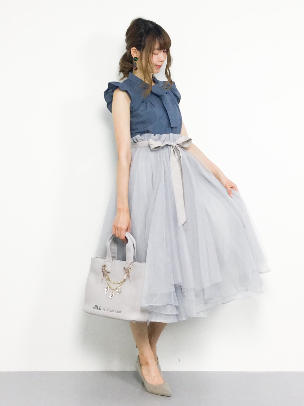 「トートバッグ、パンプス、グレー、ブルー、チュールスカート、ボリュームスカート、フェミニン、ノースリーブブラウス、フリル袖、秋コーデ」｜「SNIDELのボウタイノースリブラウス（シャツ/ブラウス、ブルー系）」を使った、miyaseさん（レディース・166cm）の秋コーディネートの1枚目の写真