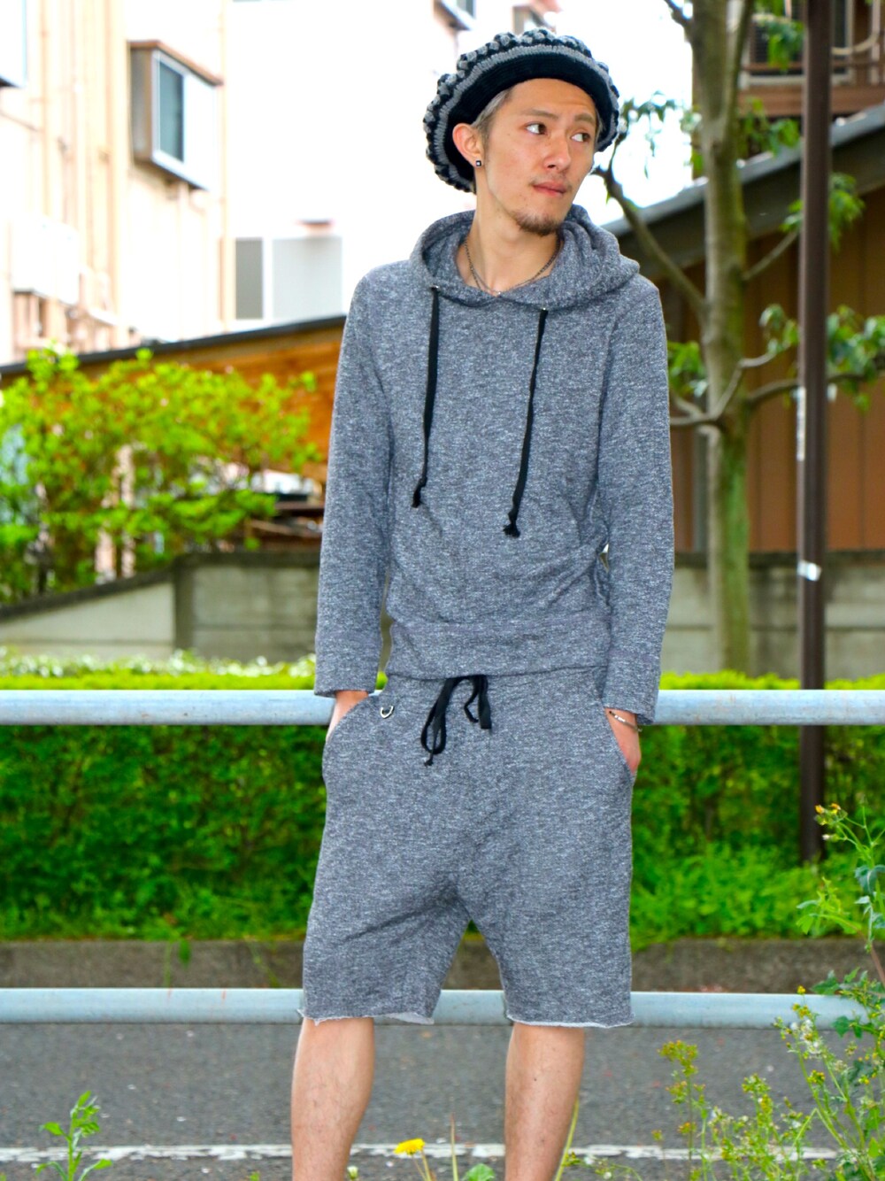 ブラック系のパーカー、ブラック系のその他パンツ、ブラック系の帽子を着用したメンズの夏コーディネートの1枚目の写真