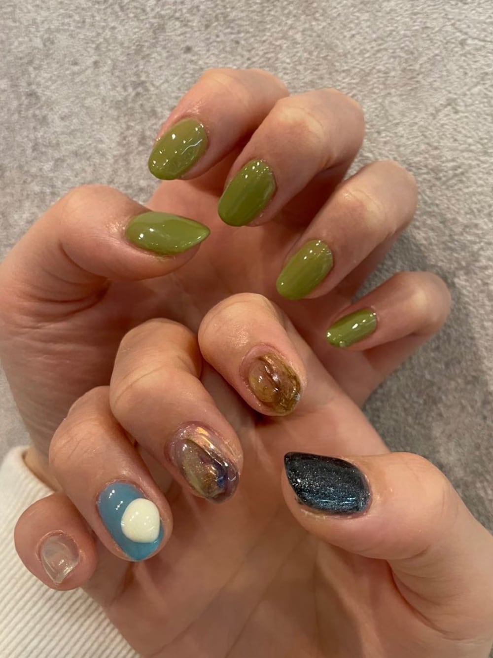 「ネイル、ネイリスト、ネイルアート、ネイルデザイン、ネイルサロン、広島、ニュアンスネイル、ちぐはぐネイル、春ネイル、ピスタチオ」｜「nail atelier ANGEのアイテム（マニキュア/ジェルネイル、パープル系）」を使った、ANGEさん（レディース・156cm）の春コーディネートの1枚目の写真