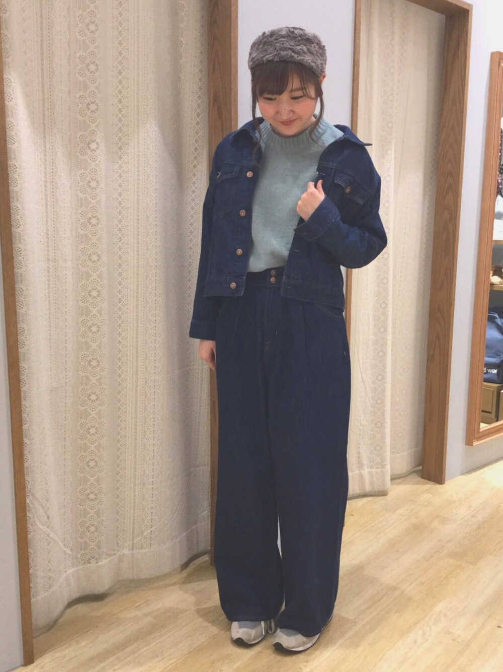 グリーン系のニット/セーター、ブルー系のデニムパンツ、ブルー系のデニムジャケットを着用したレディースの秋コーディネートの1枚目の写真