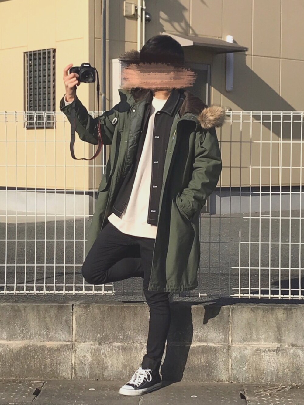 「おしゃれさんと繋がりたい、冬コーデ、オトナカジュアル、大人カジュアル、カジュアル、スウェット、スニーカー、コンバース、モッズコート、カジュアルコーデ」｜「RAGEBLUEのモッズコート/802520（モッズコート、グリーン系）」を使った、SHÜИさん（メンズ・175cm）の冬コーディネートの1枚目の写真