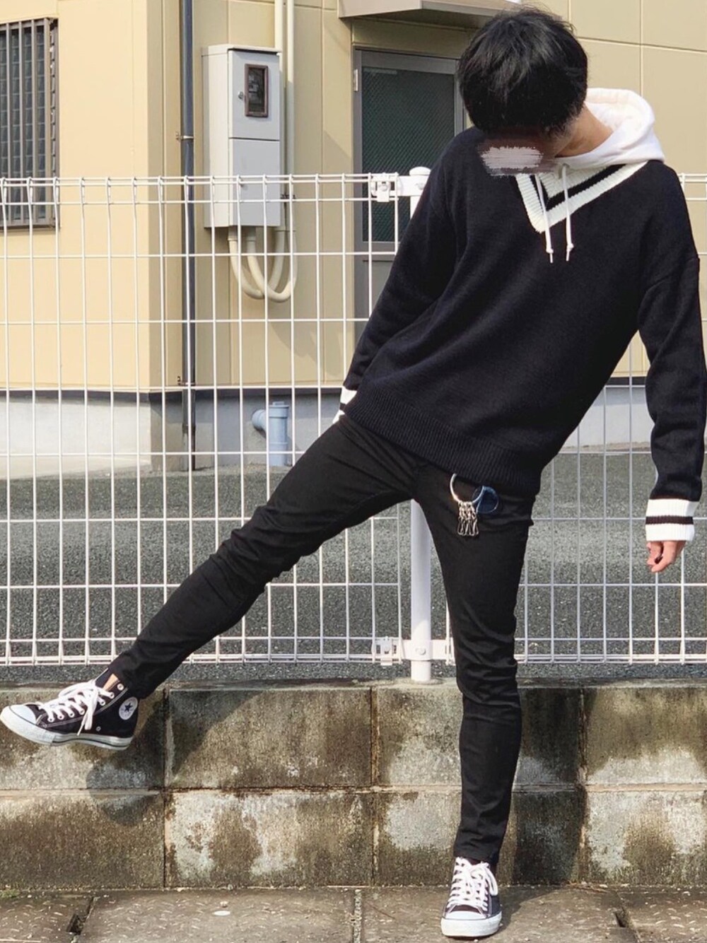 「休日スタイル、春コーデ、シンプルコーデ、スニーカー、春、スキニー、モノトーン、パーカー、モノトーンコーデ、レイヤードstyle」｜「neosの【neos -addictive design-】オーバーサイズ Vネック チルデン セーター（ニット/セーター、ブラック系）」を使った、SHÜИさん（メンズ・175cm）の冬コーディネートの1枚目の写真