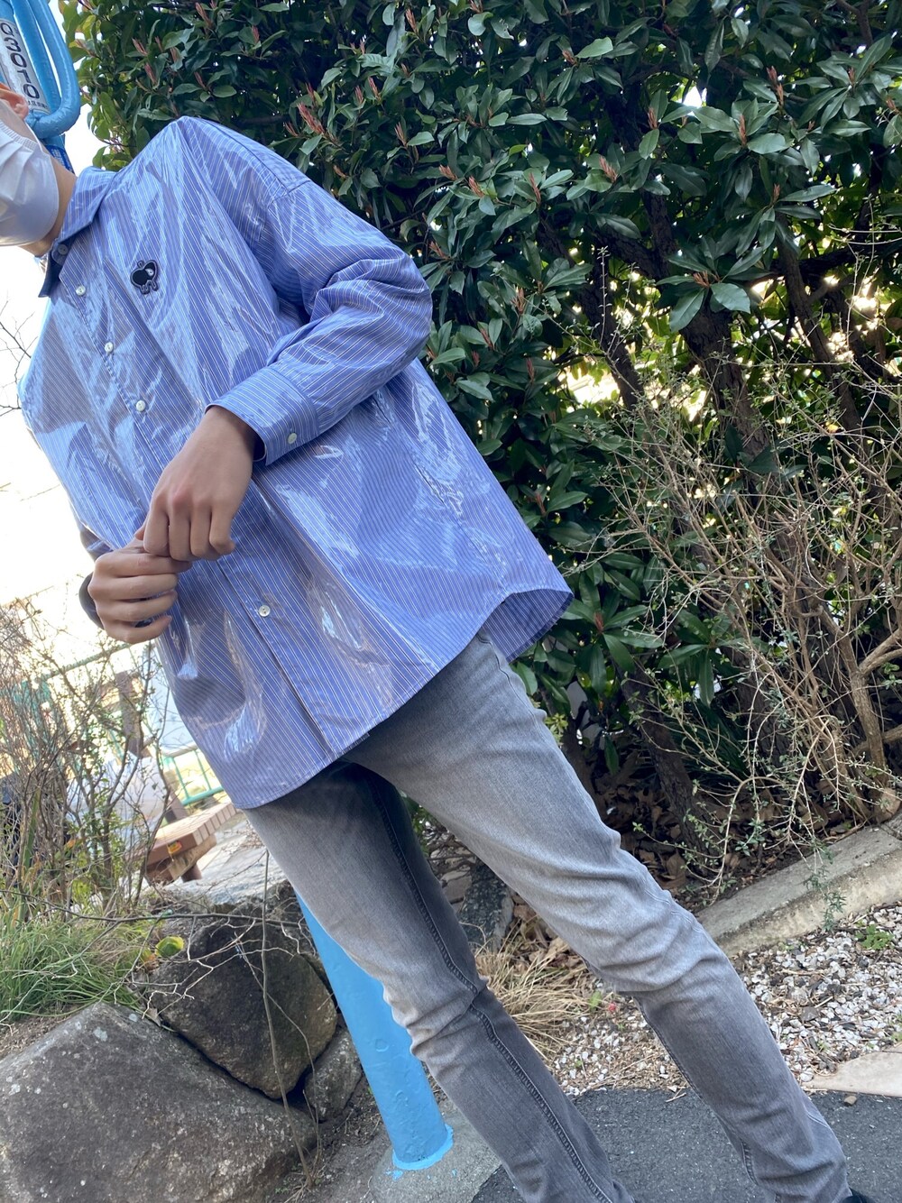 「おしゃれさんと繋がりたい、春服、シャリーフ(SHAREEF)、シャツスタイル、ブルー」｜「SHAREEFのLAMINATE STRIPE L/S SHIRTS（シャツ/ブラウス、ブルー系）」を使った、shoayukaさん（メンズ・178cm）の春コーディネートの1枚目の写真