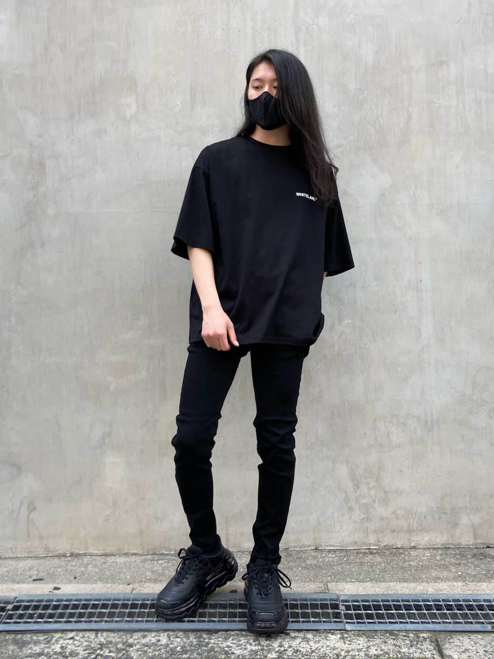 「ビッグシルエット、ロゴT、ブラック、ワントーンコーデ、Tシャツ、ブラックコーデ、黒、シンプルコーデ、夏コーデ、黒スキニー」｜「DANKE SCHONのDankeSchon/ダンケシェーン/ベーシックスキニーパンツ（その他パンツ、ブラック系）」を使った、keitoさん（メンズ・167cm）の春コーディネートの1枚目の写真