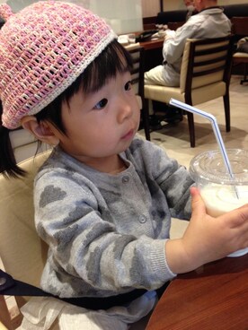 「H&M（エイチ・アンド・エム）のアイテム（ニット/セーター、グレー系）」を使った、mimioさん（キッズ）の春コーディネート