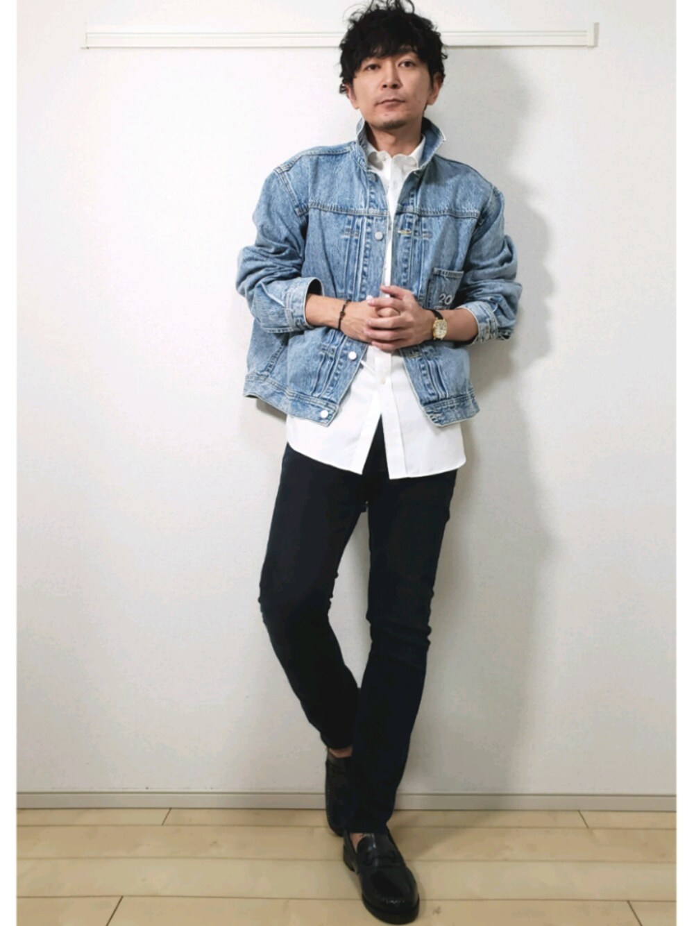 「シンプルコーデ、春、きれいめカジュアル、沖縄」｜「Nudie JeansのNudie Jeans Limited Edition Lean Dean Slim-Fit Organic Denim Jeans（デニムパンツ、ブラック系）」を使った、よーいちさん（メンズ・175cm）の冬コーディネートの1枚目の写真