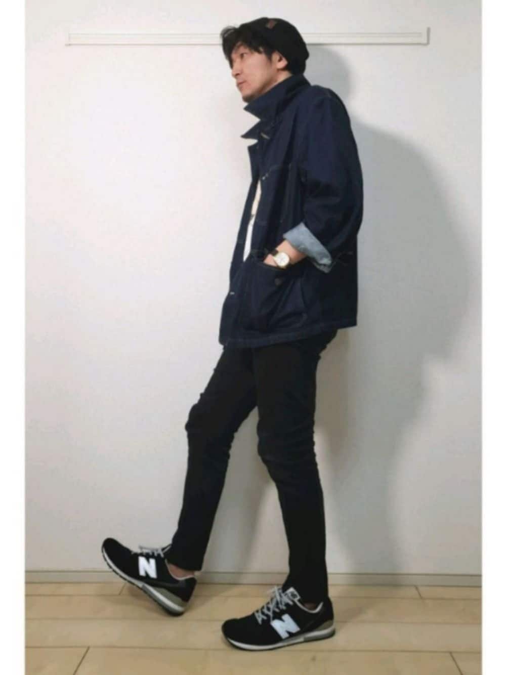ブラック系のスニーカー、ブルー系のデニムジャケット、ブラック系のデニムパンツを着用したメンズの春コーディネートの1枚目の写真