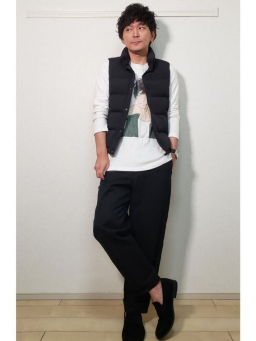 その他のTシャツ/カットソー、ブラック系のチノパンツ、ブラック系のダウンベストを着用したメンズの春コーディネートの1枚目の写真