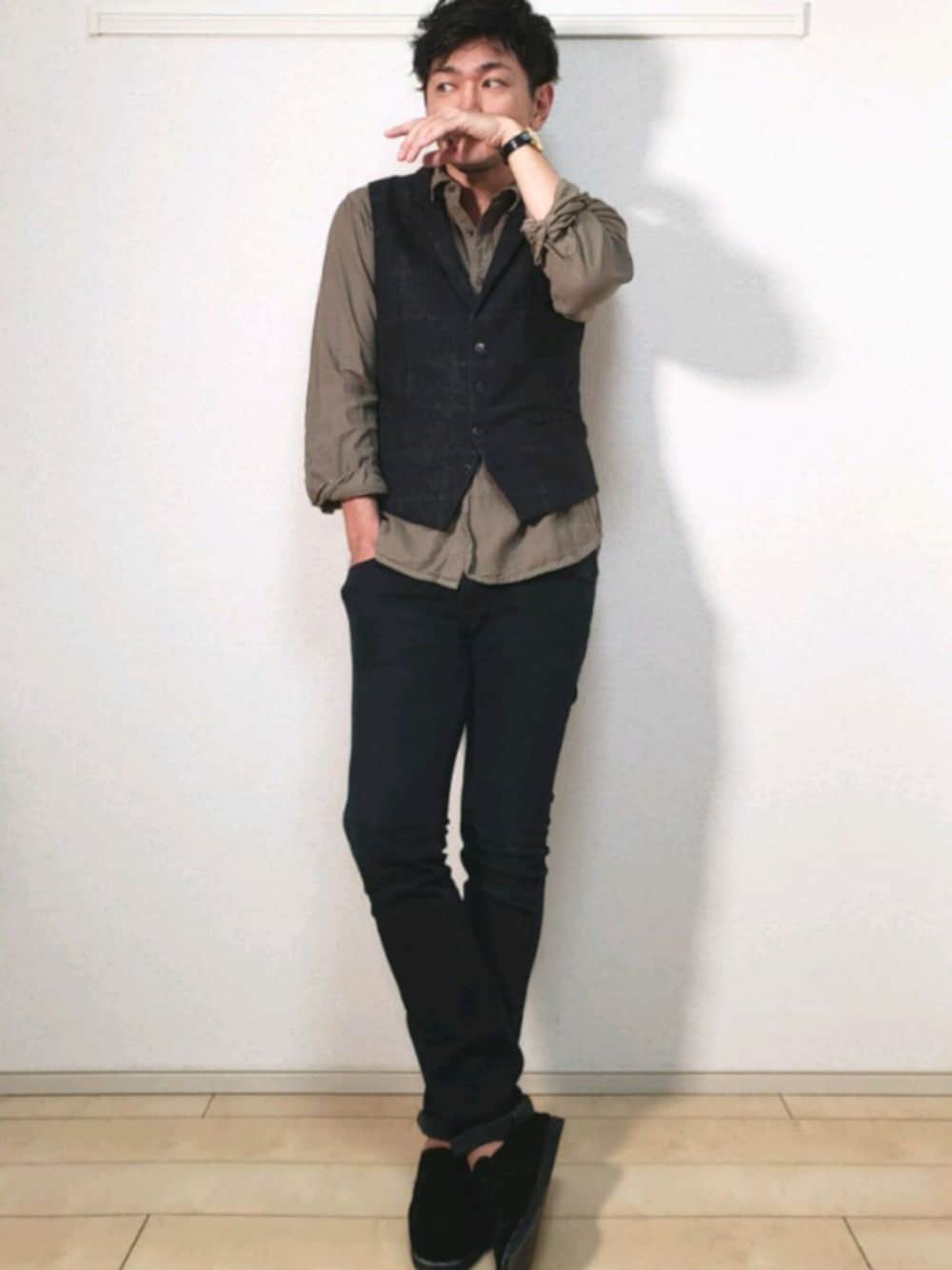 「ベスト、大人コーデ、UNIQLO、アダムエロペ(ADAM ET ROPE')、革靴、カーキ、シャツスタイル」｜「ADAM ET ROPE'のアイテム（シューズ、ブラック系）」を使った、よーいちさん（メンズ・175cm）の春コーディネートの1枚目の写真