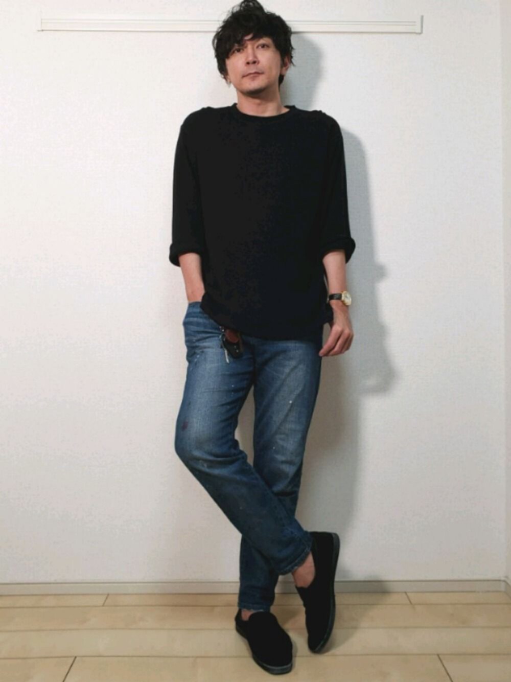 「スリッポン、UNIQLO、デニムパンツ、GU、シンプルコーデ、革靴、おうちファッション、リラックススタイル、休日スタイル」｜「GUのアイテム（Tシャツ/カットソー、ブラック系）」を使った、よーいちさん（メンズ・175cm）の春コーディネートの1枚目の写真