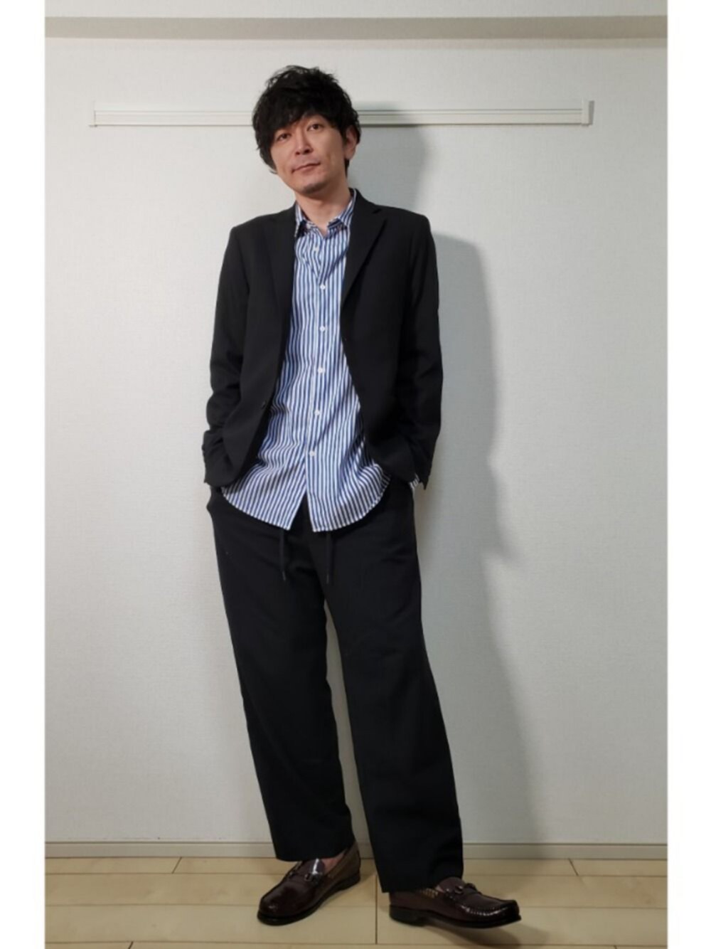 「ブラックコーデ、ワイドフィットカーブパンツ、セットアップ、沖縄、デート、ワイドパンツ」｜「GUのアイテム（シャツ/ブラウス、ブルー系）」を使った、よーいちさん（メンズ・175cm）の春コーディネートの1枚目の写真