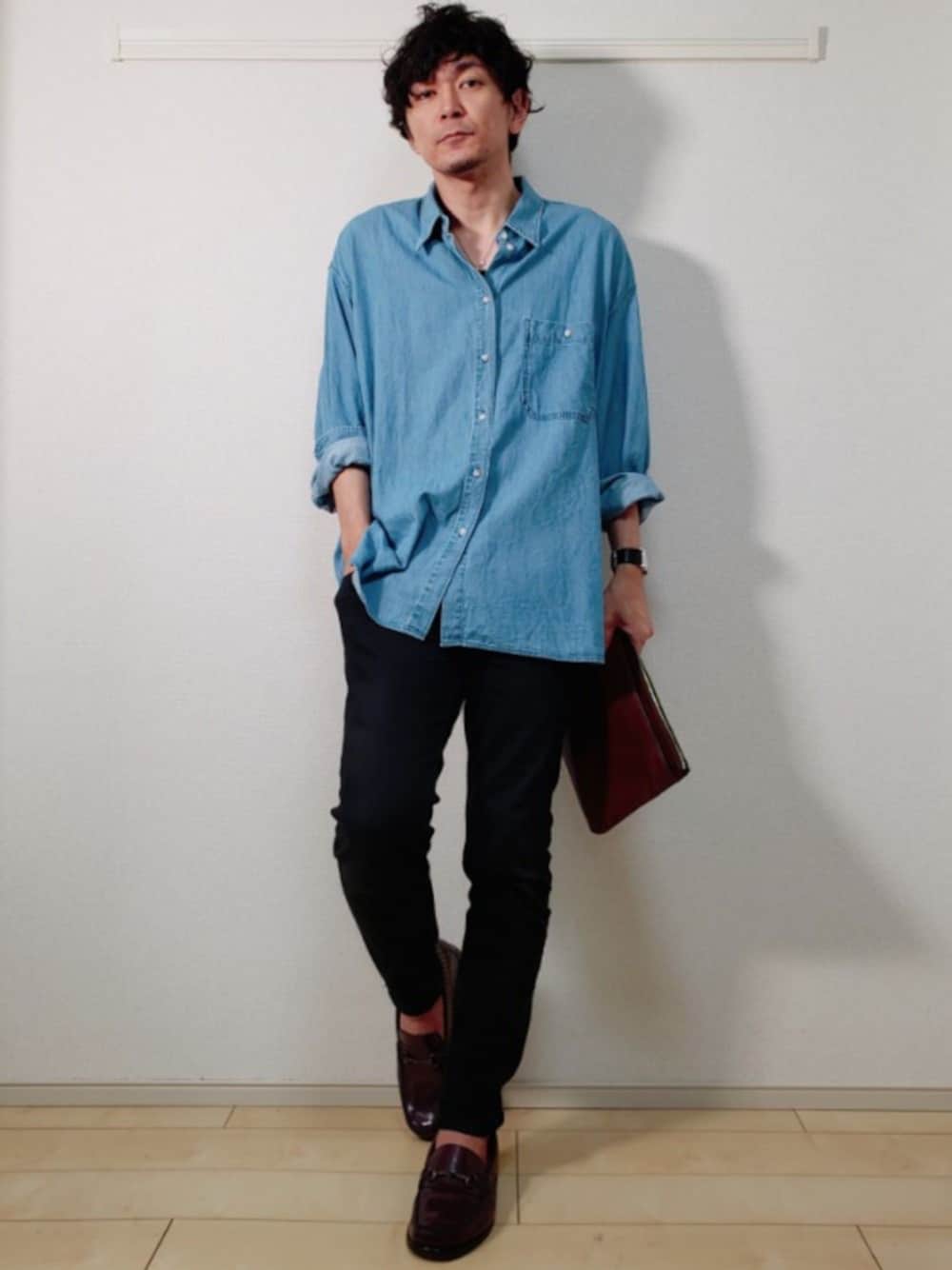「春コーデ、UNIQLO、大人コーデ、休日コーデ、色気、沖縄、ゆるコーデ」｜「UNIQLOのアイテム（シャツ/ブラウス、ブルー系）」を使った、よーいちさん（メンズ・175cm）の春コーディネートの1枚目の写真