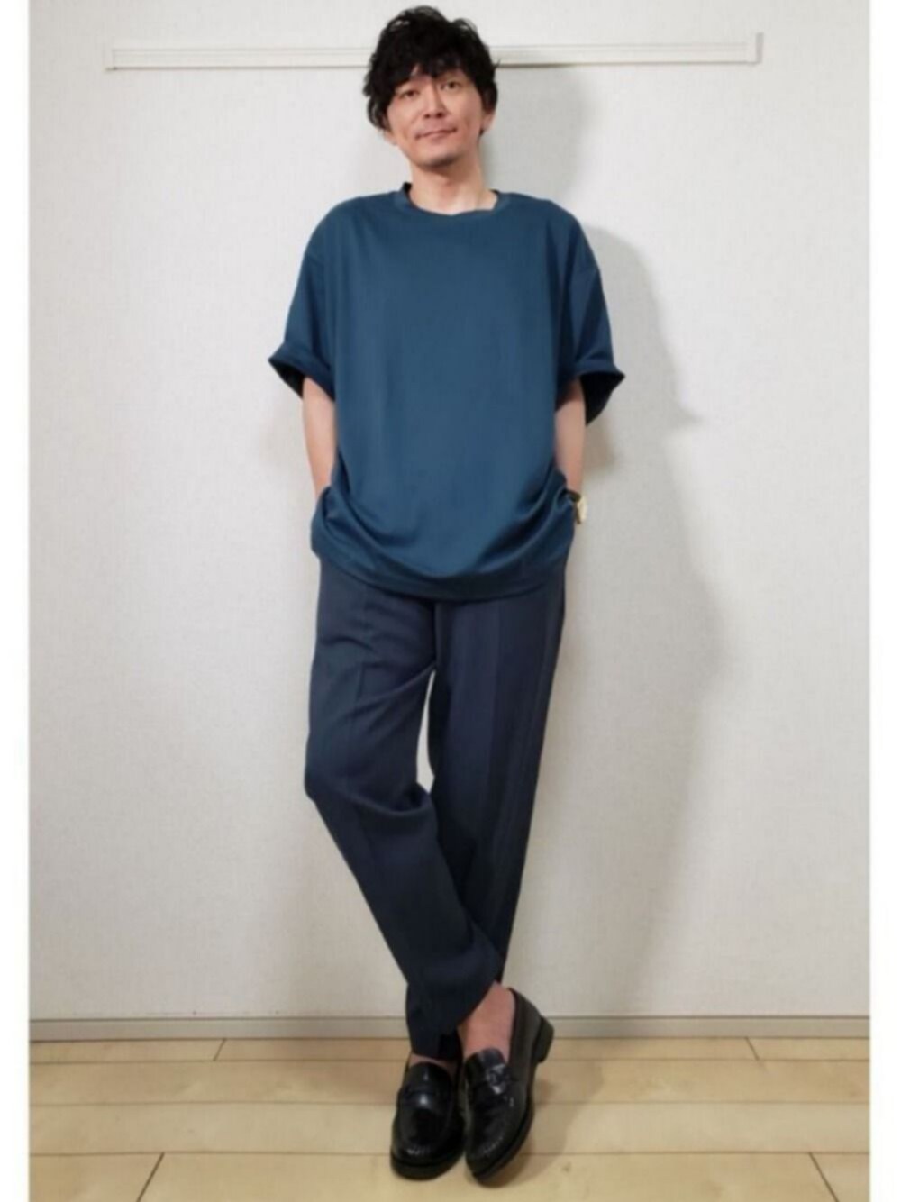 「休日スタイル、UNIQLO、ワントーンコーデ、ビッグシルエット、沖縄、パステル映える春、シンプル、スラックス、ローファー、リラックススタイル」｜「UNIQLOのエアリズムコットンオーバーサイズTシャツ（5分袖）（Tシャツ/カットソー、ブルー系）」を使った、よーいちさん（メンズ・175cm）の春コーディネートの1枚目の写真