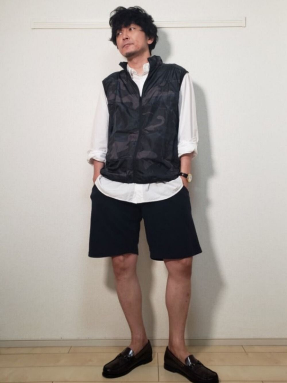 「ベスト、ファンベスト、涼しい、白シャツ、ミリタリー、ハーフパンツ、UNIQLO、ユニクロ、リラックススタイル」｜「UNIQLOのドライEXショートパンツ（その他パンツ、ブラック系）」を使った、よーいちさん（メンズ・175cm）の夏コーディネートの1枚目の写真