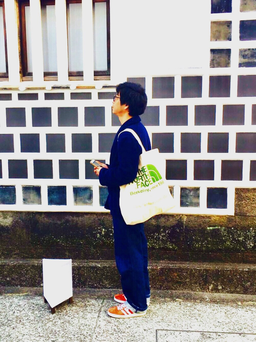 「はるコーデ」｜「adidasのアイテム（スニーカー、レッド系）」を使った、シバ アキノリさん（メンズ・169cm）の春コーディネートの1枚目の写真