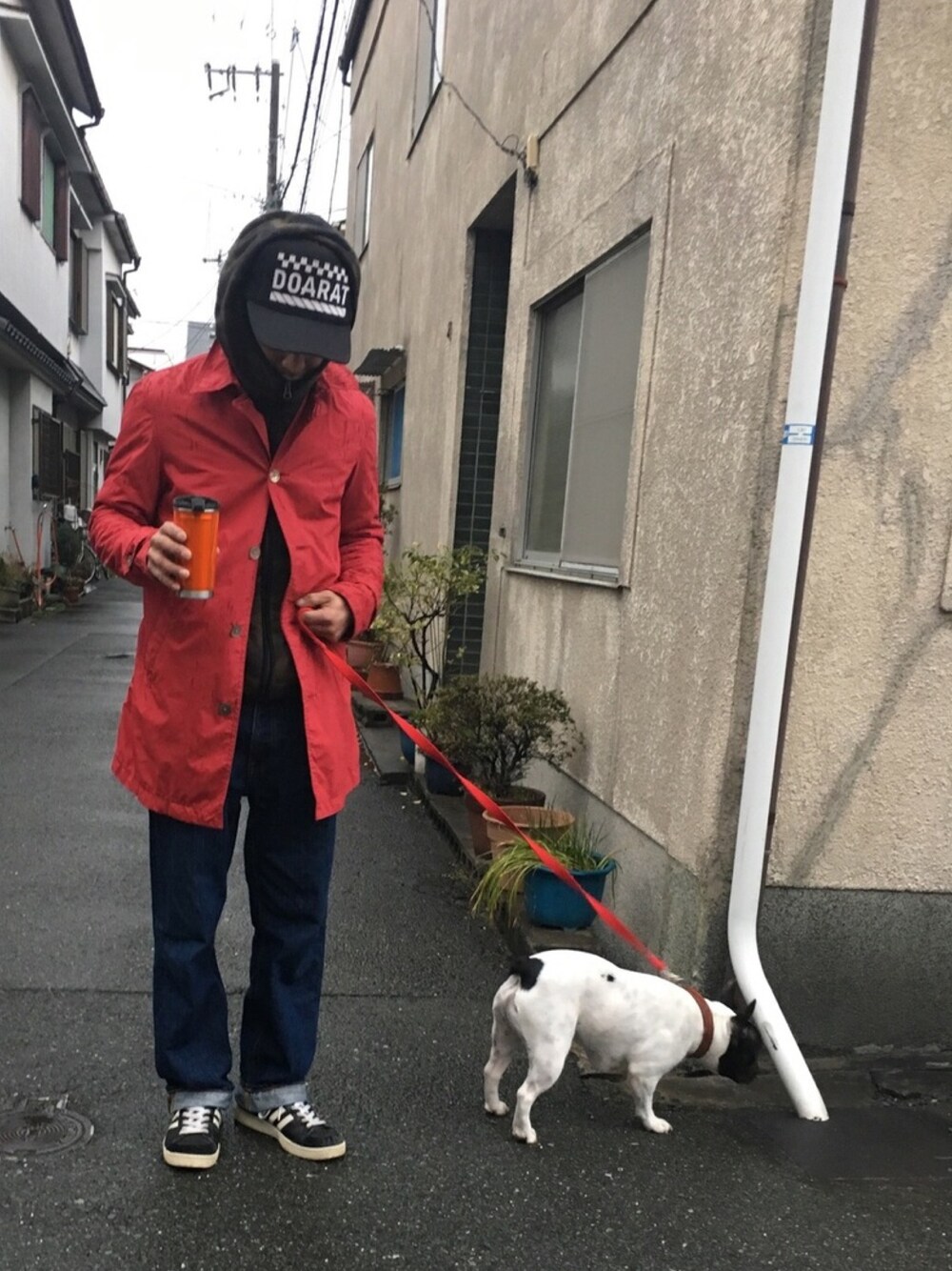 「犬の散歩」｜「Nudie Jeansのアイテム（デニムパンツ、ブルー系）」を使った、シバ アキノリさん（メンズ・60cm）の春コーディネートの1枚目の写真