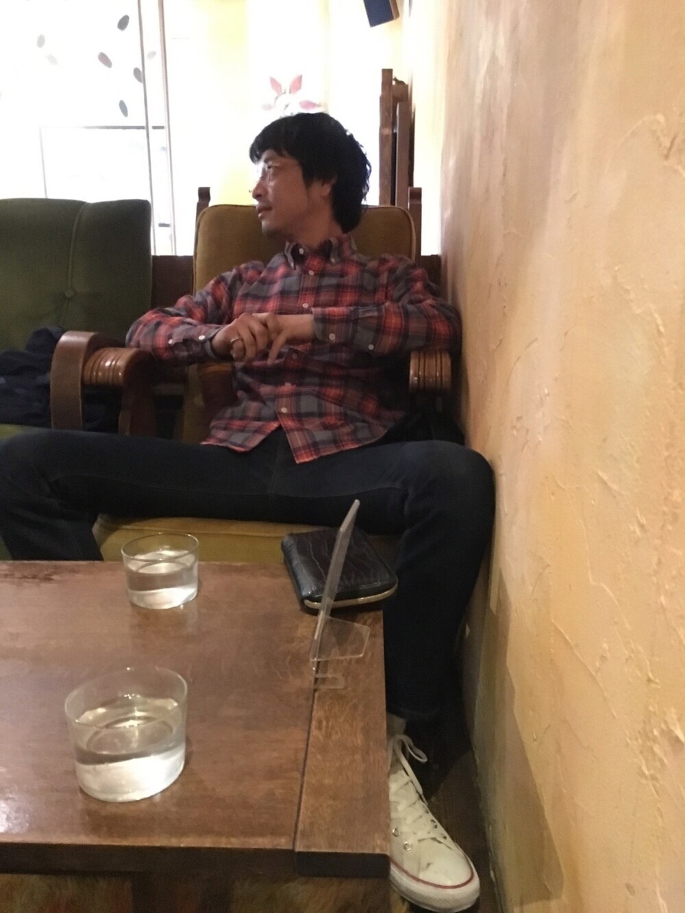 「はるコーデ」｜「URBAN RESEARCH DOORS MENSのDOORS 杢 Twill Check B/D SH（シャツ/ブラウス、レッド系）」を使った、シバ アキノリさん（メンズ・169cm）の春コーディネートの1枚目の写真