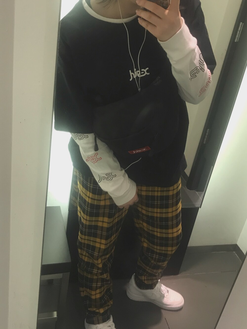 「ストリート、スケータースタイル、x-girl、重ね着、ootd」｜「X-girlのアイテム（Tシャツ/カットソー、ホワイト系）」を使った、💡アン💡さん（レディース・156cm）の春コーディネートの1枚目の写真